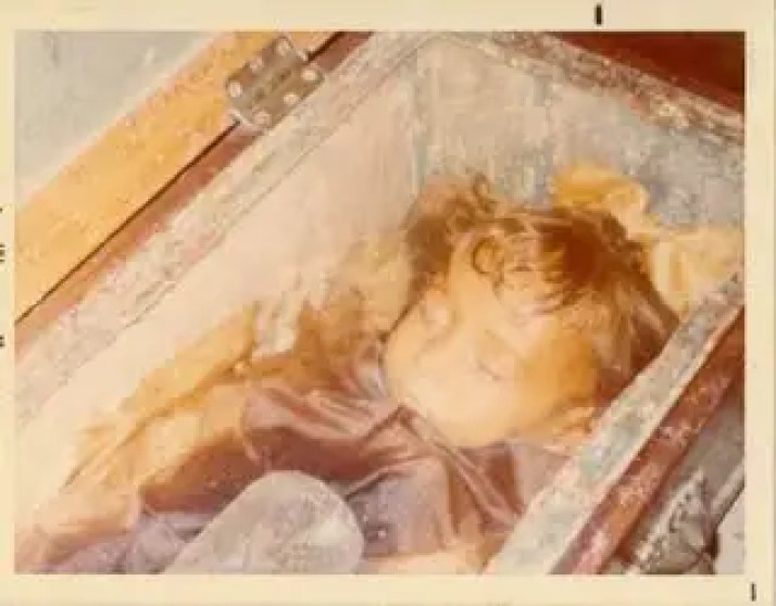 Aceasta fotografie facuta in anii 1970 a Rosaliei. Observati capacul sicriului din lemn cu balamale din stanga care de atunci a fost indepartat. Ramane doar capacul de sticla